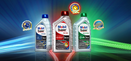 Tres botellas de lubricantes Mobil con etiquetas de color azul, rojo y verde.